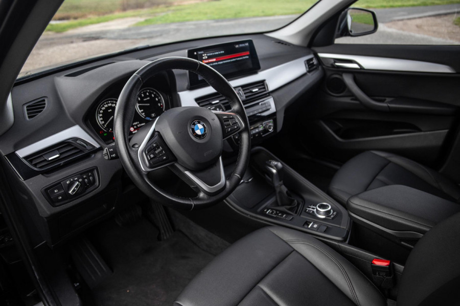 BMW X1 xDrive25e Executive X CAMERA / CARPLAY / HEAD UP DISPLAY / LEDER / LED / CRUISE CONTROLE / STOELVERWARMING