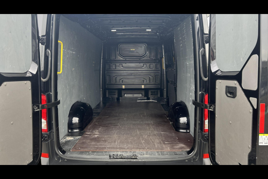 Volkswagen Crafter 35 2.0 TDI L3H2 Exclusive Hero Edition, Leder,betimmering,trekhaak,Chaffeursstoel met massage,stuurverwarming Voorruitverwarming