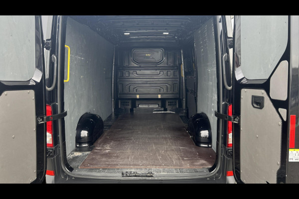 Volkswagen Crafter 35 2.0 TDI L3H2 Exclusive Hero Edition, Leder,betimmering,trekhaak,Chaffeursstoel met massage,stuurverwarming Voorruitverwarming