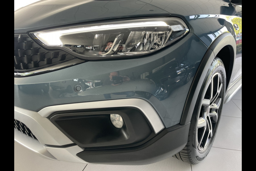 Fiat Tipo Cross 1.0 Cross Airco - Achteruitrijcamera - Parkeersensoren - Navigatie - Stoelverwarming - U-connect - Licht metalen velgen 17 inch - Trekhaak afneembaar - Cruise control - Radio - Mistlampen - Bluetooth - Dakrails - Elektrische ramen - Extra getint glas achter - Led verlichting - Start/stop systeem - Nieuw bij ons geleverd