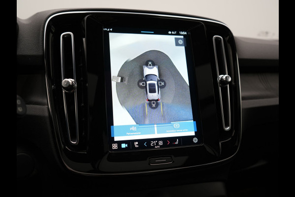 Volvo XC40 Recharge Twin Ultimate 78 kWh 408pk Dealer O.H. | Trekhaak Af Fabriek | Panodak | 360 Camera | Adaptive Cruise | Harman / Kardon | Alcantara Sportstoelen Memory & Verwarmd | Google Assistent | Keyless | Stuur Verwarmd | Blis |