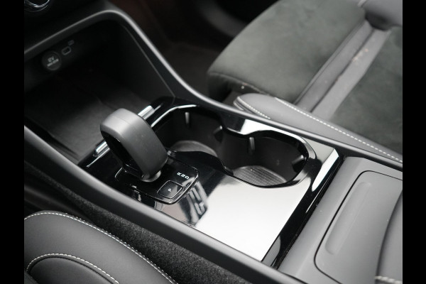 Volvo XC40 Recharge Twin Ultimate 78 kWh 408pk Dealer O.H. | Trekhaak Af Fabriek | Panodak | 360 Camera | Adaptive Cruise | Harman / Kardon | Alcantara Sportstoelen Memory & Verwarmd | Google Assistent | Keyless | Stuur Verwarmd | Blis |
