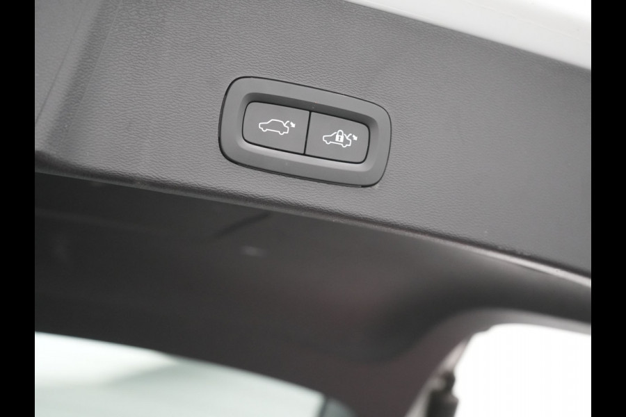 Volvo XC40 Recharge Twin Ultimate 78 kWh 408pk Dealer O.H. | Trekhaak Af Fabriek | Panodak | 360 Camera | Adaptive Cruise | Harman / Kardon | Alcantara Sportstoelen Memory & Verwarmd | Google Assistent | Keyless | Stuur Verwarmd | Blis |