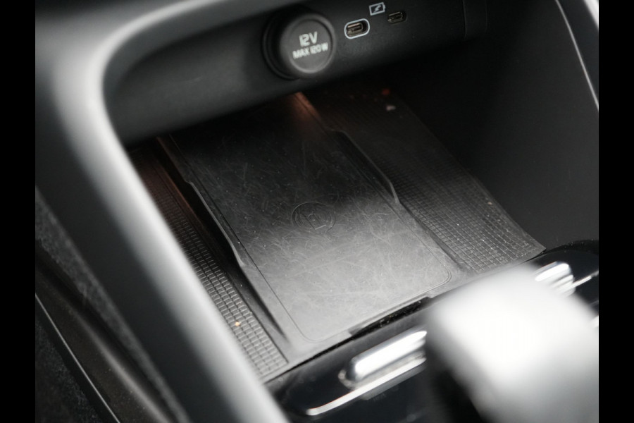 Volvo XC40 Recharge Twin Ultimate 78 kWh 408pk Dealer O.H. | Trekhaak Af Fabriek | Panodak | 360 Camera | Adaptive Cruise | Harman / Kardon | Alcantara Sportstoelen Memory & Verwarmd | Google Assistent | Keyless | Stuur Verwarmd | Blis |