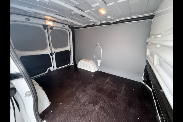 Renault Trafic 2.0dCi 120PK T29 L1H1 3-Persoons Trekhaak Euro 6 Apple Carplay Android Auto Airco Navi Cruise Control Led Bluetooth Pdc Betonplex Vloer Wandbetimmering Schuifdeur 1e Eigenaar Origineel Nederlandse Bus