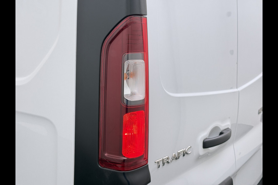 Renault Trafic 2.0dCi 120PK T29 L1H1 3-Persoons Trekhaak Euro 6 Apple Carplay Android Auto Airco Navi Cruise Control Led Bluetooth Pdc Betonplex Vloer Wandbetimmering Schuifdeur 1e Eigenaar Origineel Nederlandse Bus