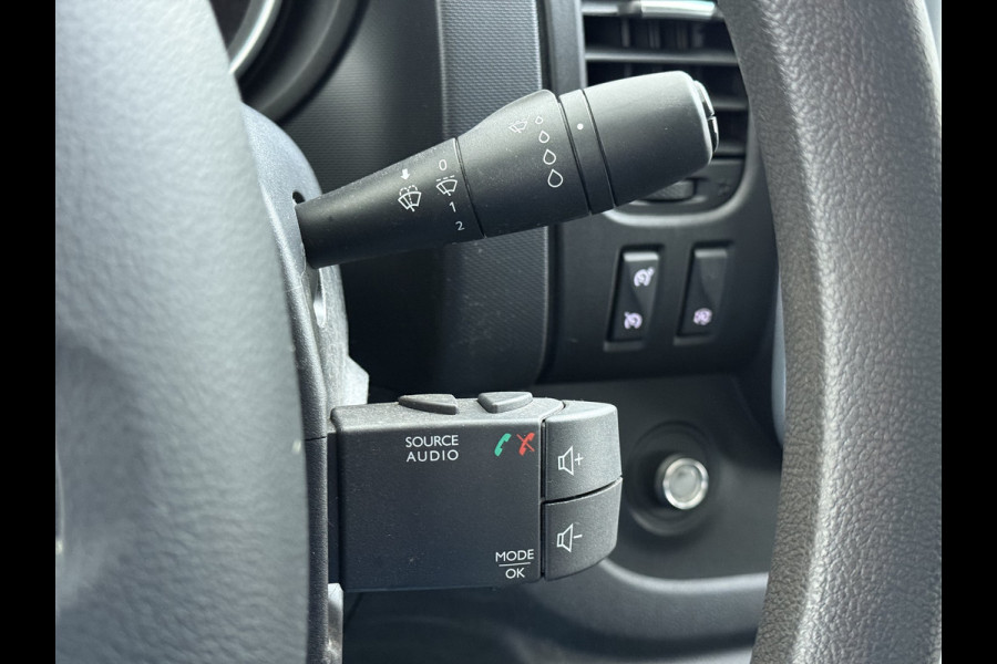 Renault Trafic 2.0dCi 120PK T29 L1H1 3-Persoons Trekhaak Euro 6 Apple Carplay Android Auto Airco Navi Cruise Control Led Bluetooth Pdc Betonplex Vloer Wandbetimmering Schuifdeur 1e Eigenaar Origineel Nederlandse Bus