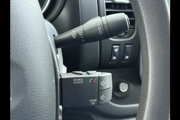 Renault Trafic 2.0dCi 120PK T29 L1H1 3-Persoons Trekhaak Euro 6 Apple Carplay Android Auto Airco Navi Cruise Control Led Bluetooth Pdc Betonplex Vloer Wandbetimmering Schuifdeur 1e Eigenaar Origineel Nederlandse Bus