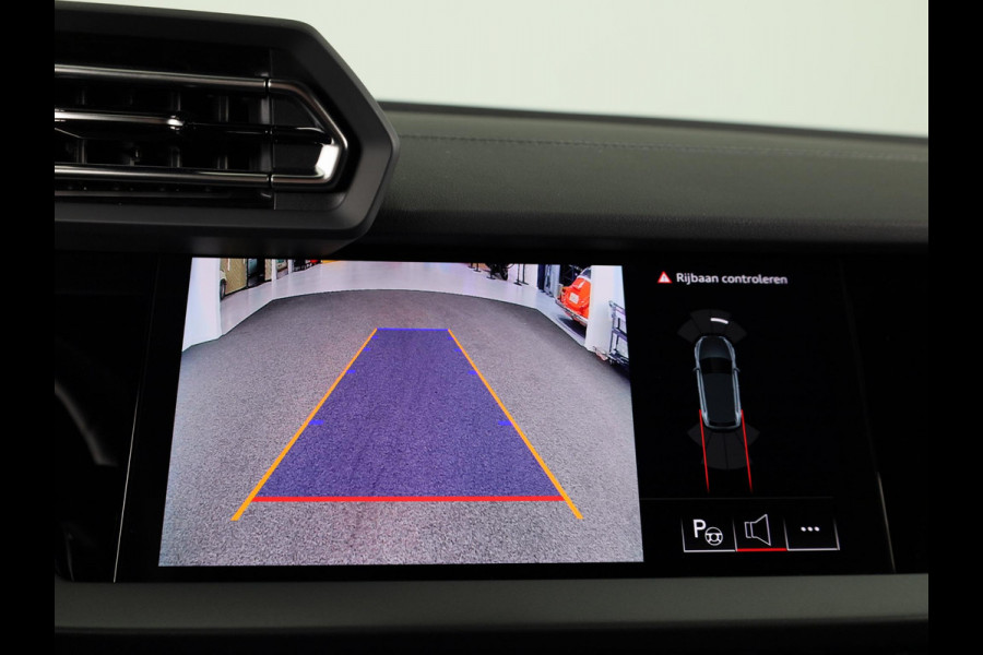 Audi A3 Sportback 45 TFSI e S edition Competition 245pk | Navigatie | Sonos Audio | Keyless | 18 inch Lichtmetalen velgen |