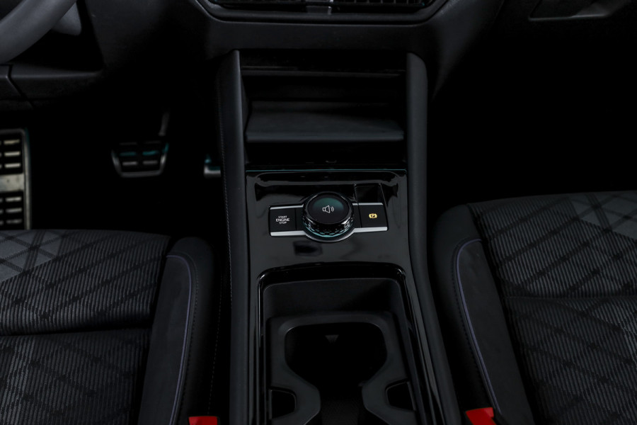 Volkswagen Tayron 1.5 eHybrid 272 PK R-Line Edition | Black Style Pakket | S/K-Panodak | Elek. Trekhaak | Dig. Cockpit | Adapt. Cruise | Stoel-+Stuurverw. | Camera | App. Connect | ECC | Elek. Klep | LM 20" | 5694