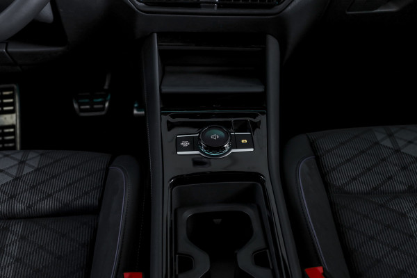 Volkswagen Tayron 1.5 eHybrid 272 PK R-Line Edition | Black Style Pakket | S/K-Panodak | Elek. Trekhaak | Dig. Cockpit | Adapt. Cruise | Stoel-+Stuurverw. | Camera | App. Connect | ECC | Elek. Klep | LM 20" | 5694