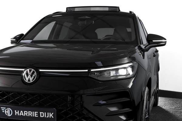 Volkswagen Tayron 1.5 eHybrid 272 PK R-Line Edition | Black Style Pakket | S/K-Panodak | Elek. Trekhaak | Dig. Cockpit | Adapt. Cruise | Stoel-+Stuurverw. | Camera | App. Connect | ECC | Elek. Klep | LM 20" | 5694