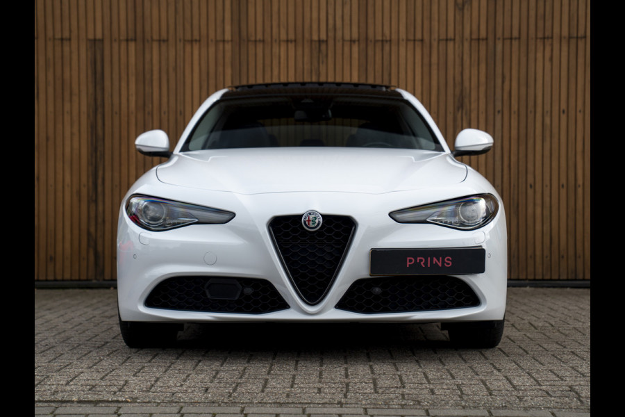 Alfa Romeo Giulia 2.0T Sprint 300pk | Veloce stoelen | Pano-dak | CarPlay | 19 inch