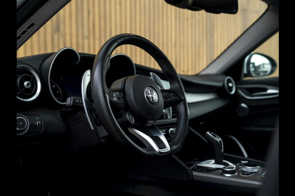 Alfa Romeo Giulia 2.0T Sprint 300pk | Veloce stoelen | Pano-dak | CarPlay | 19 inch