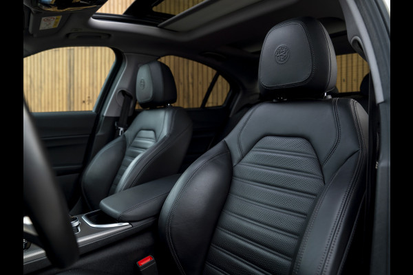 Alfa Romeo Giulia 2.0T Sprint 300pk | Veloce stoelen | Pano-dak | CarPlay | 19 inch