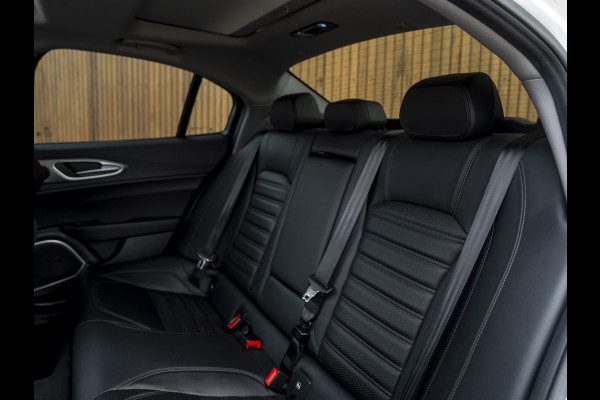 Alfa Romeo Giulia 2.0T Sprint 300pk | Veloce stoelen | Pano-dak | CarPlay | 19 inch