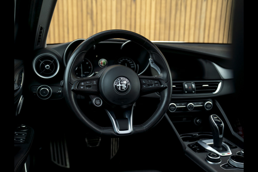 Alfa Romeo Giulia 2.0T Sprint 300pk | Veloce stoelen | Pano-dak | CarPlay | 19 inch