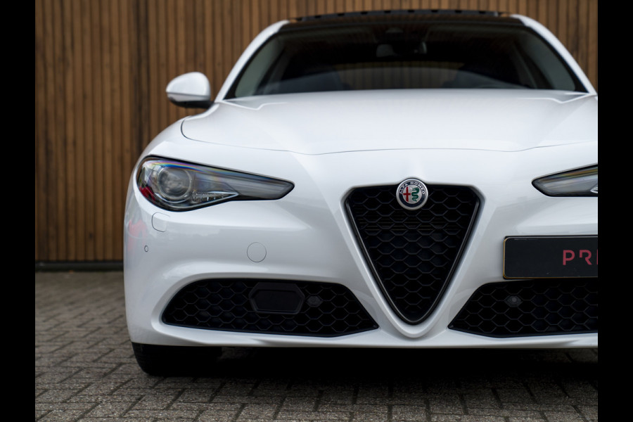 Alfa Romeo Giulia 2.0T Sprint 300pk | Veloce stoelen | Pano-dak | CarPlay | 19 inch