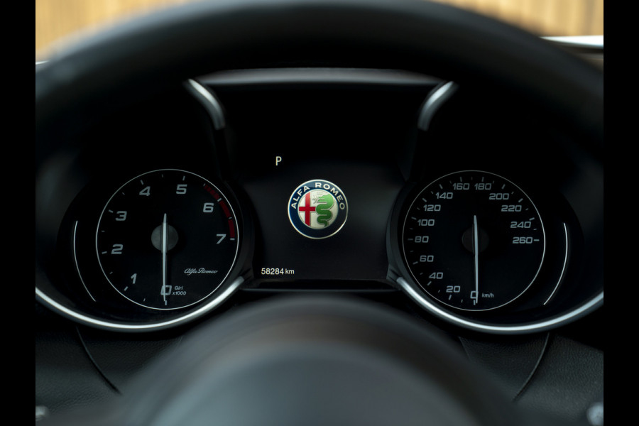 Alfa Romeo Giulia 2.0T Sprint 300pk | Veloce stoelen | Pano-dak | CarPlay | 19 inch