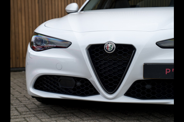Alfa Romeo Giulia 2.0T Sprint 300pk | Veloce stoelen | Pano-dak | CarPlay | 19 inch