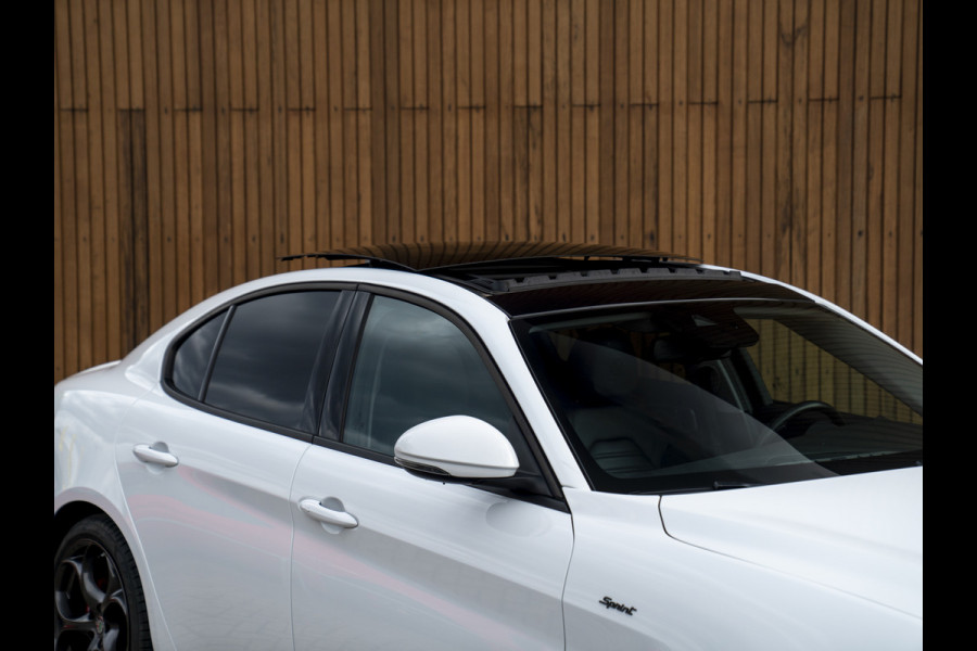 Alfa Romeo Giulia 2.0T Sprint 300pk | Veloce stoelen | Pano-dak | CarPlay | 19 inch