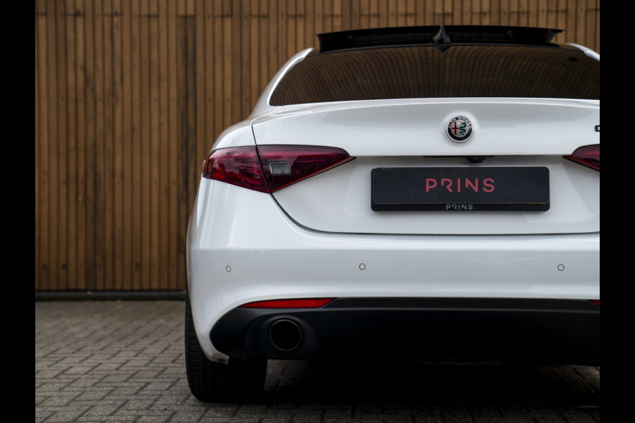 Alfa Romeo Giulia 2.0T Sprint 300pk | Veloce stoelen | Pano-dak | CarPlay | 19 inch