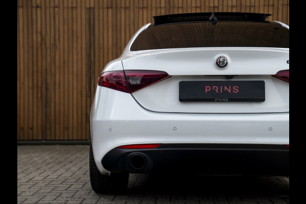 Alfa Romeo Giulia 2.0T Sprint 300pk | Veloce stoelen | Pano-dak | CarPlay | 19 inch