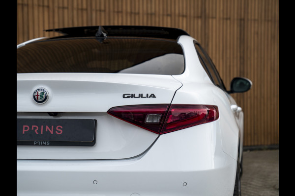 Alfa Romeo Giulia 2.0T Sprint 300pk | Veloce stoelen | Pano-dak | CarPlay | 19 inch