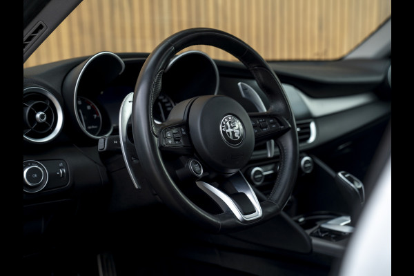 Alfa Romeo Giulia 2.0T Sprint 300pk | Veloce stoelen | Pano-dak | CarPlay | 19 inch