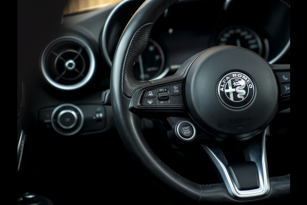 Alfa Romeo Giulia 2.0T Sprint 300pk | Veloce stoelen | Pano-dak | CarPlay | 19 inch