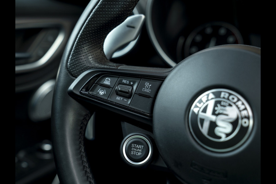 Alfa Romeo Giulia 2.0T Sprint 300pk | Veloce stoelen | Pano-dak | CarPlay | 19 inch