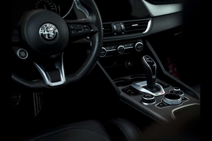 Alfa Romeo Giulia 2.0T Sprint 300pk | Veloce stoelen | Pano-dak | CarPlay | 19 inch