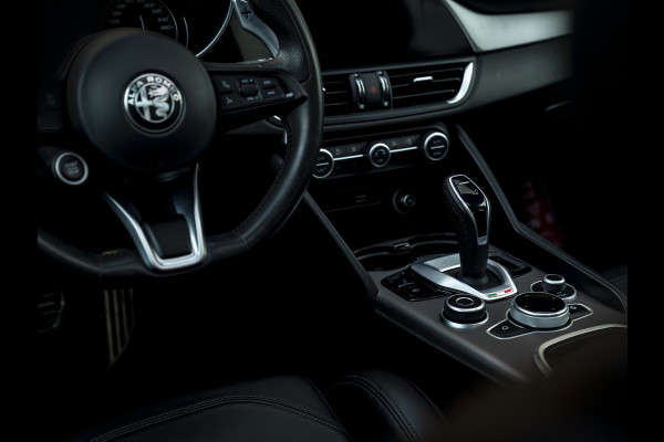Alfa Romeo Giulia 2.0T Sprint 300pk | Veloce stoelen | Pano-dak | CarPlay | 19 inch