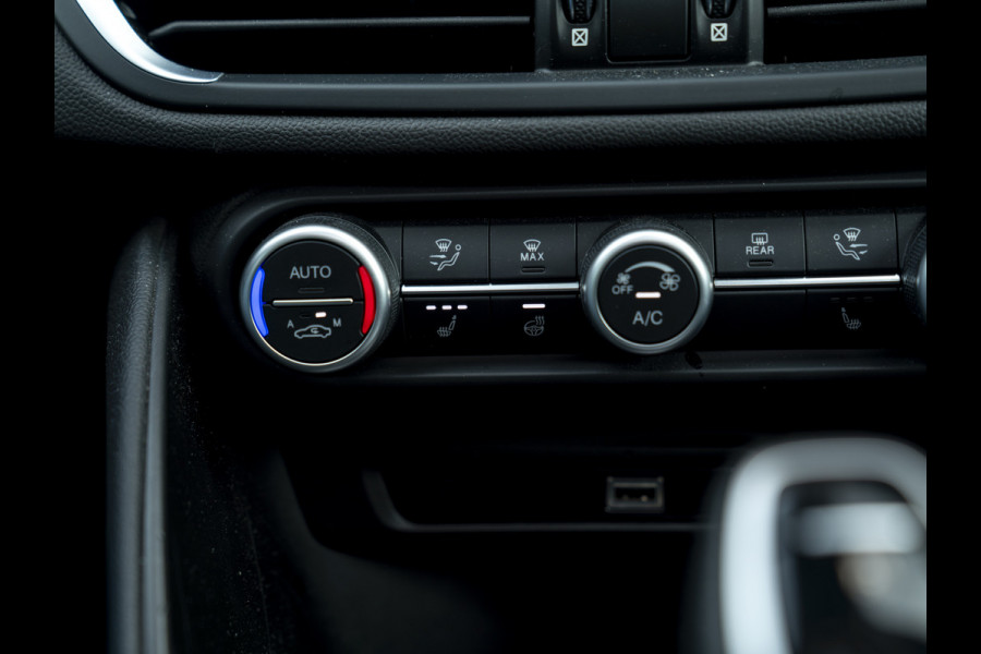 Alfa Romeo Giulia 2.0T Sprint 300pk | Veloce stoelen | Pano-dak | CarPlay | 19 inch