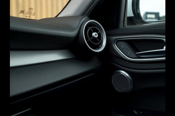 Alfa Romeo Giulia 2.0T Sprint 300pk | Veloce stoelen | Pano-dak | CarPlay | 19 inch