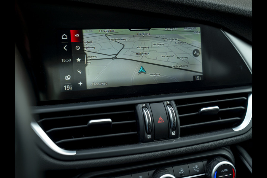 Alfa Romeo Giulia 2.0T Sprint 300pk | Veloce stoelen | Pano-dak | CarPlay | 19 inch