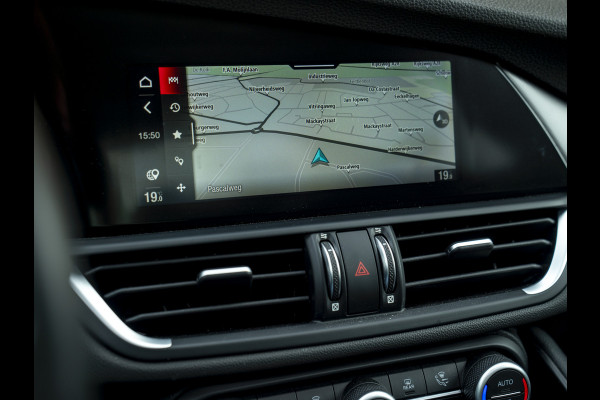 Alfa Romeo Giulia 2.0T Sprint 300pk | Veloce stoelen | Pano-dak | CarPlay | 19 inch