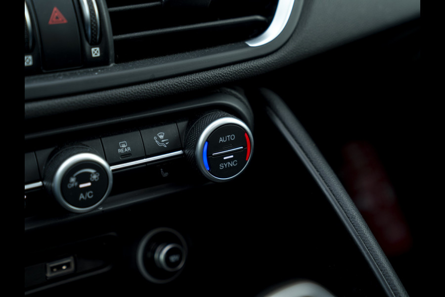 Alfa Romeo Giulia 2.0T Sprint 300pk | Veloce stoelen | Pano-dak | CarPlay | 19 inch