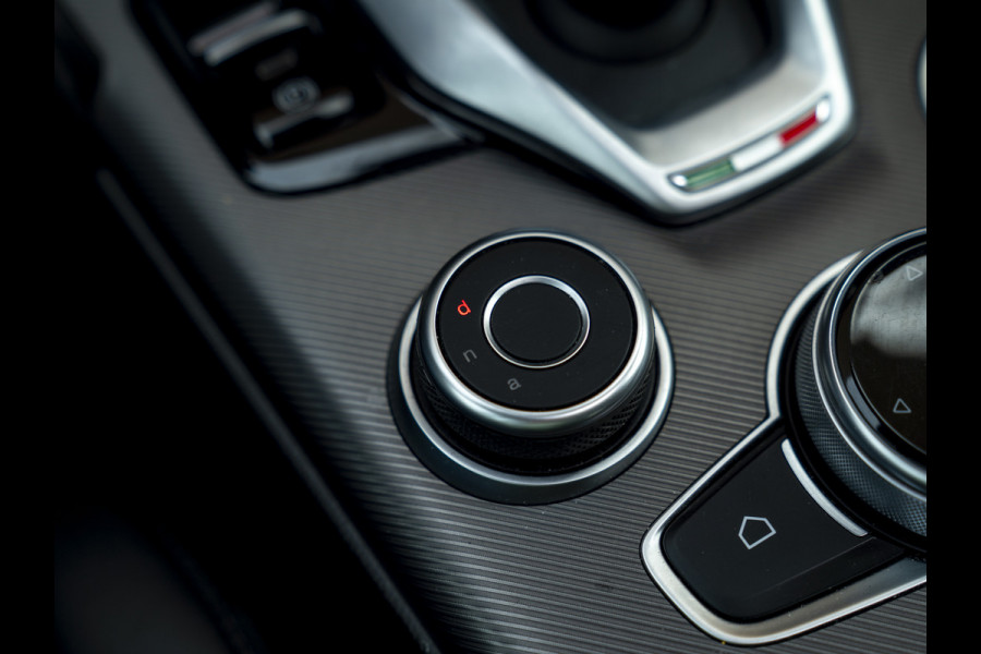 Alfa Romeo Giulia 2.0T Sprint 300pk | Veloce stoelen | Pano-dak | CarPlay | 19 inch