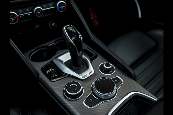 Alfa Romeo Giulia 2.0T Sprint 300pk | Veloce stoelen | Pano-dak | CarPlay | 19 inch