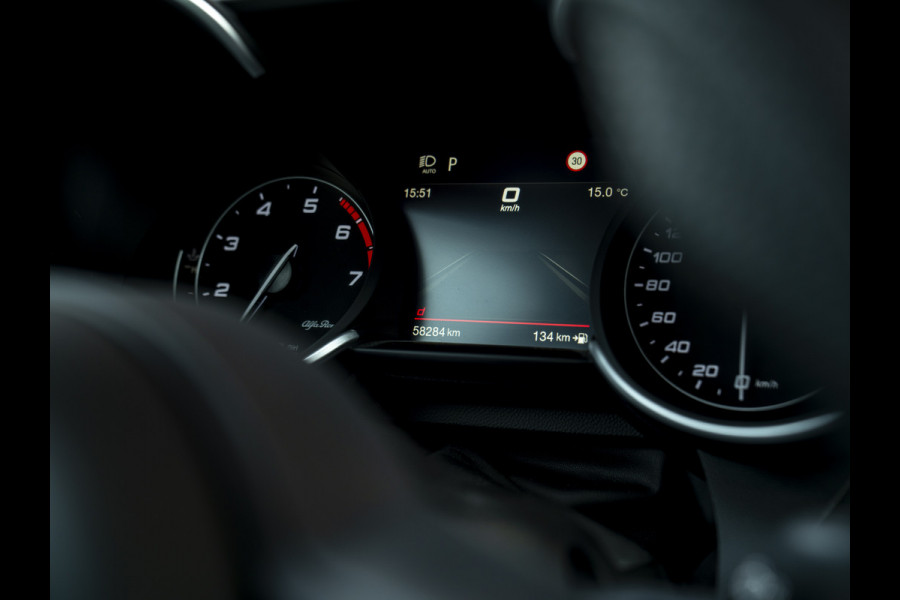 Alfa Romeo Giulia 2.0T Sprint 300pk | Veloce stoelen | Pano-dak | CarPlay | 19 inch