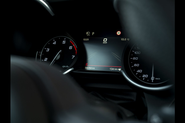 Alfa Romeo Giulia 2.0T Sprint 300pk | Veloce stoelen | Pano-dak | CarPlay | 19 inch
