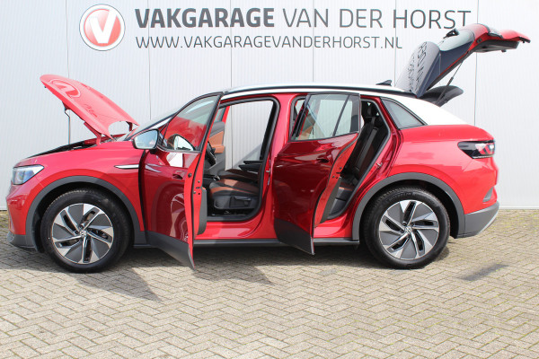 Volkswagen ID.4 Pure 52kWh ELEKTRISCH. Serieus nette en mooie VW ID.4 ! Autm. airco dual, stoelverwarming, LM wielen met AllSeason banden, metallic lak Two tone, trekhaak, LED verlichting, parkeersensoren, navigatie, telefoonvoorb., leer/alcantara bekleding etc.