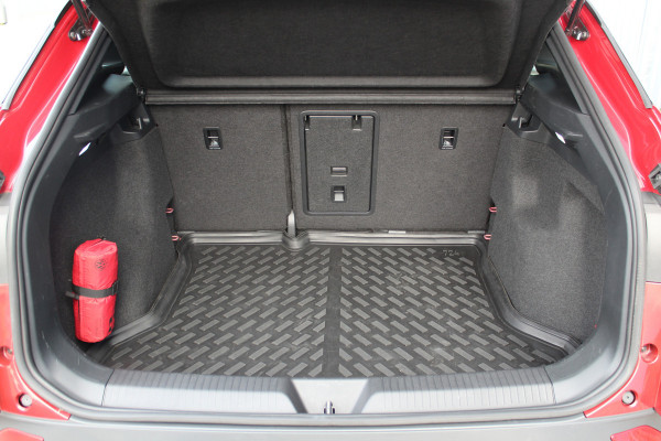 Volkswagen ID.4 Pure 52kWh ELEKTRISCH. Serieus nette en mooie VW ID.4 ! Autm. airco dual, stoelverwarming, LM wielen met AllSeason banden, metallic lak Two tone, trekhaak, LED verlichting, parkeersensoren, navigatie, telefoonvoorb., leer/alcantara bekleding etc.