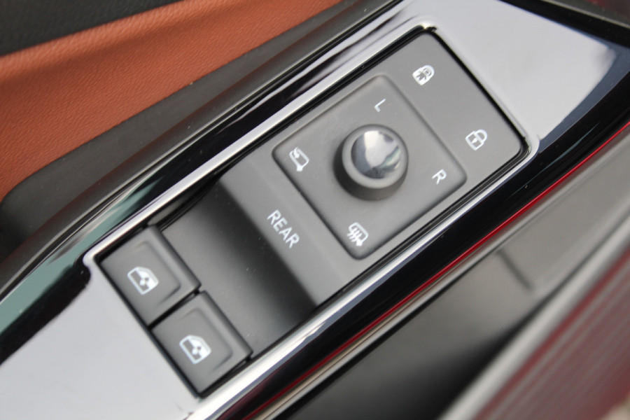 Volkswagen ID.4 Pure 52kWh ELEKTRISCH. Serieus nette en mooie VW ID.4 ! Autm. airco dual, stoelverwarming, LM wielen met AllSeason banden, metallic lak Two tone, trekhaak, LED verlichting, parkeersensoren, navigatie, telefoonvoorb., leer/alcantara bekleding etc.