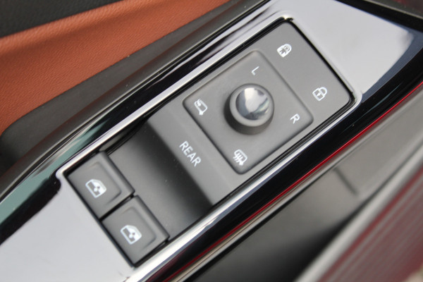 Volkswagen ID.4 Pure 52kWh ELEKTRISCH. Serieus nette en mooie VW ID.4 ! Autm. airco dual, stoelverwarming, LM wielen met AllSeason banden, metallic lak Two tone, trekhaak, LED verlichting, parkeersensoren, navigatie, telefoonvoorb., leer/alcantara bekleding etc.