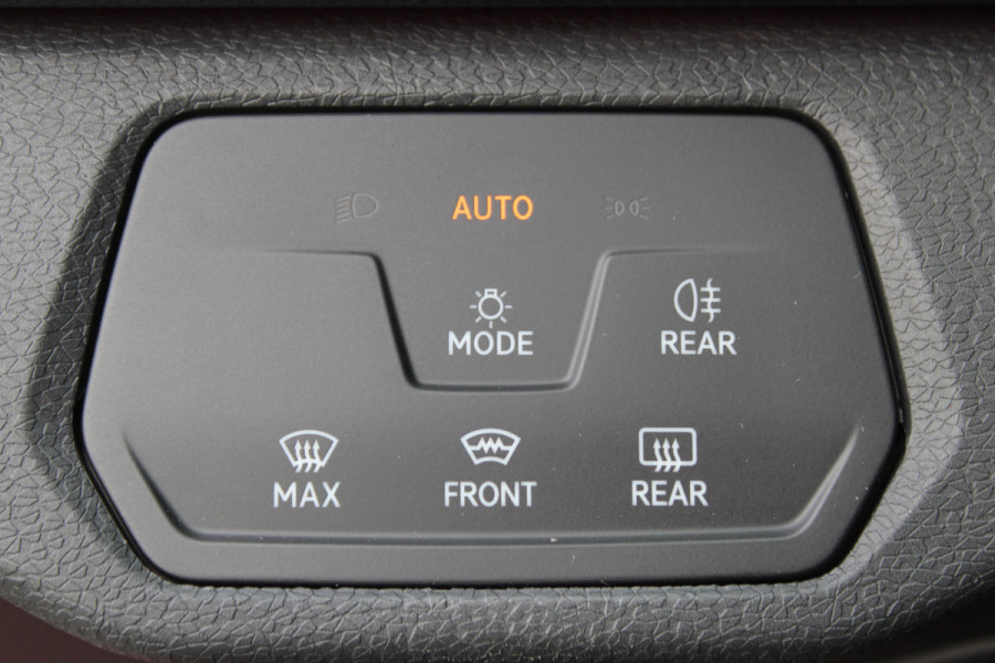 Volkswagen ID.4 Pure 52kWh ELEKTRISCH. Serieus nette en mooie VW ID.4 ! Autm. airco dual, stoelverwarming, LM wielen met AllSeason banden, metallic lak Two tone, trekhaak, LED verlichting, parkeersensoren, navigatie, telefoonvoorb., leer/alcantara bekleding etc.