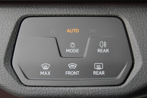 Volkswagen ID.4 Pure 52kWh ELEKTRISCH. Serieus nette en mooie VW ID.4 ! Autm. airco dual, stoelverwarming, LM wielen met AllSeason banden, metallic lak Two tone, trekhaak, LED verlichting, parkeersensoren, navigatie, telefoonvoorb., leer/alcantara bekleding etc.