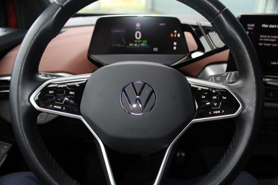 Volkswagen ID.4 Pure 52kWh ELEKTRISCH. Serieus nette en mooie VW ID.4 ! Autm. airco dual, stoelverwarming, LM wielen met AllSeason banden, metallic lak Two tone, trekhaak, LED verlichting, parkeersensoren, navigatie, telefoonvoorb., leer/alcantara bekleding etc.
