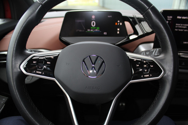 Volkswagen ID.4 Pure 52kWh ELEKTRISCH. Serieus nette en mooie VW ID.4 ! Autm. airco dual, stoelverwarming, LM wielen met AllSeason banden, metallic lak Two tone, trekhaak, LED verlichting, parkeersensoren, navigatie, telefoonvoorb., leer/alcantara bekleding etc.